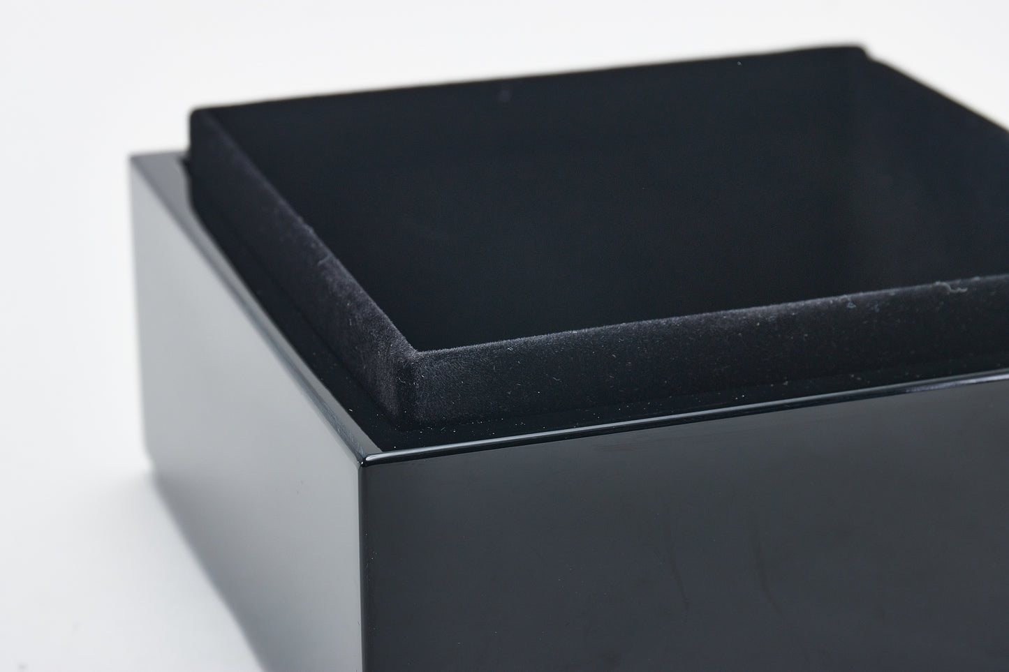 BLACK MDF & HORN SQUARE BOX WITH HORN HANDLE