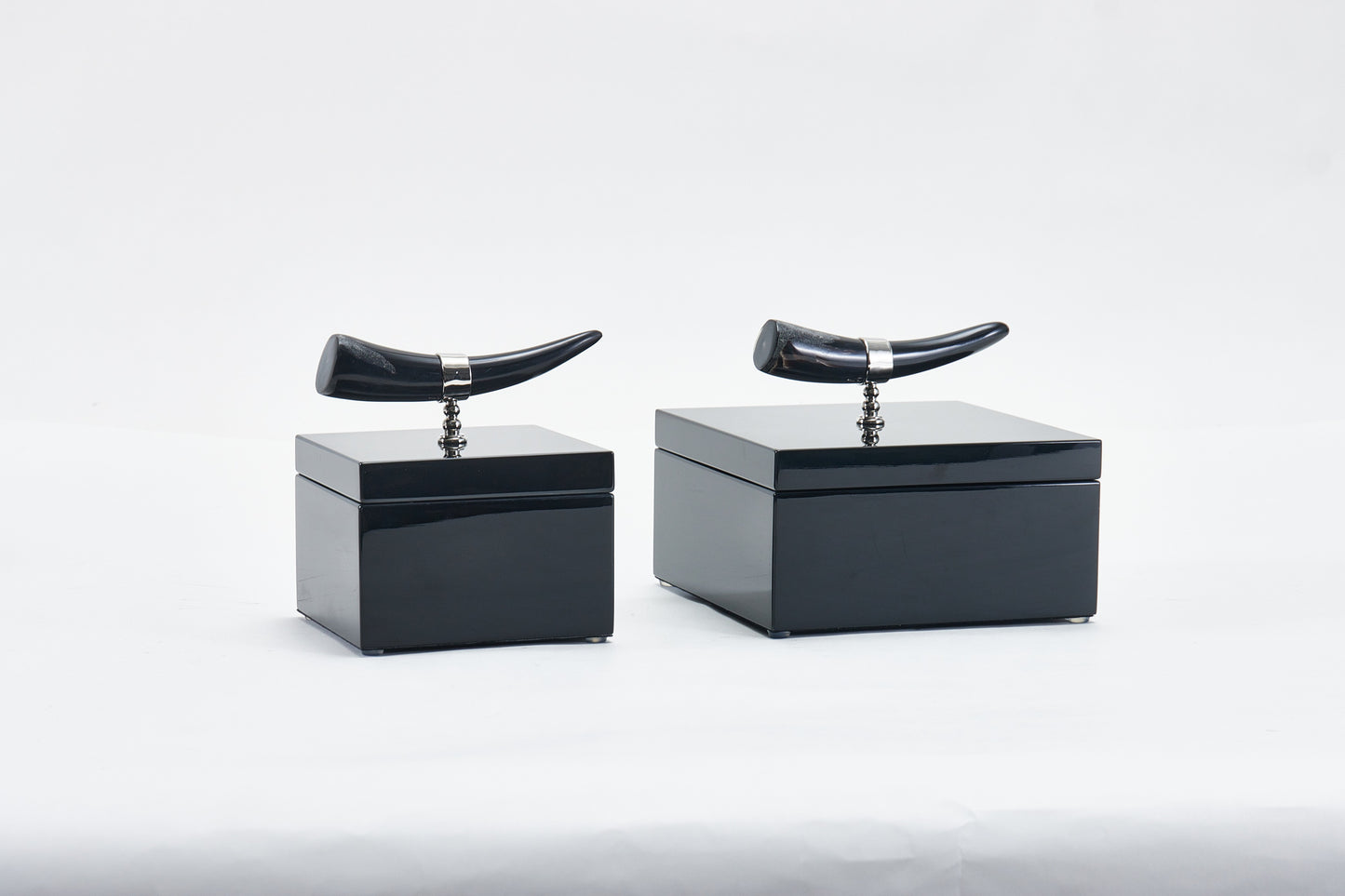 BLACK MDF & HORN SQUARE BOX WITH HORN HANDLE